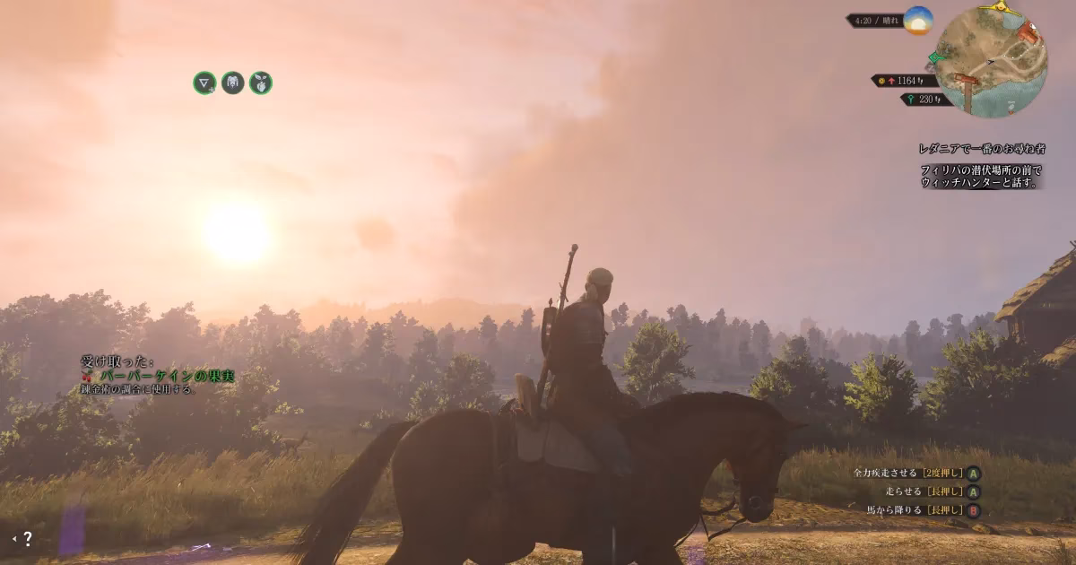 夕暮れ時の森を背景に、馬に乗ったゲラルトが佇む『ウィッチャー3』PC版のプレイ画面